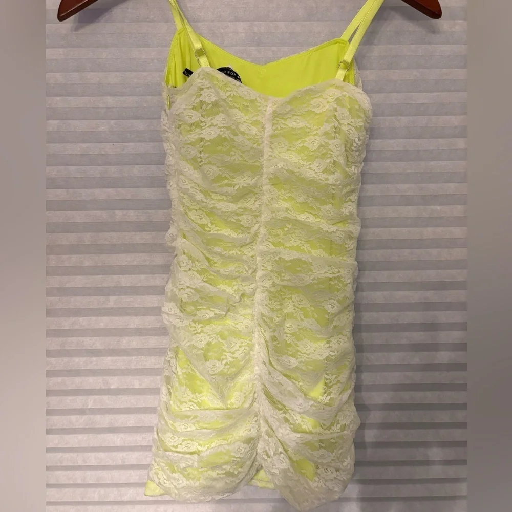 KatieJ NYC Lace Ruched Yellow bodycon mini dress. - NWT size large